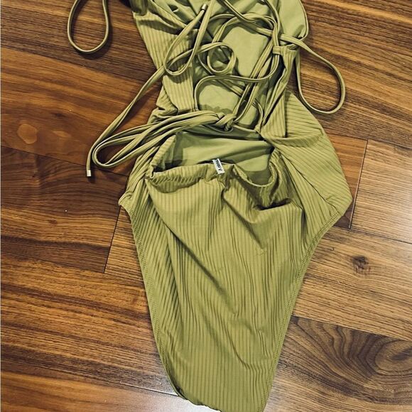 Vitamin A Yara wrap swimsuit size large NWOT - Picture 6 of 11